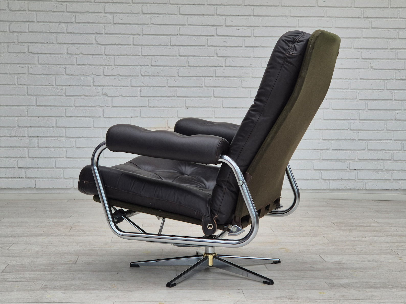 Scandinavian_Swivel_Chair,_Upholstered_Seating,_1970s_Denmark