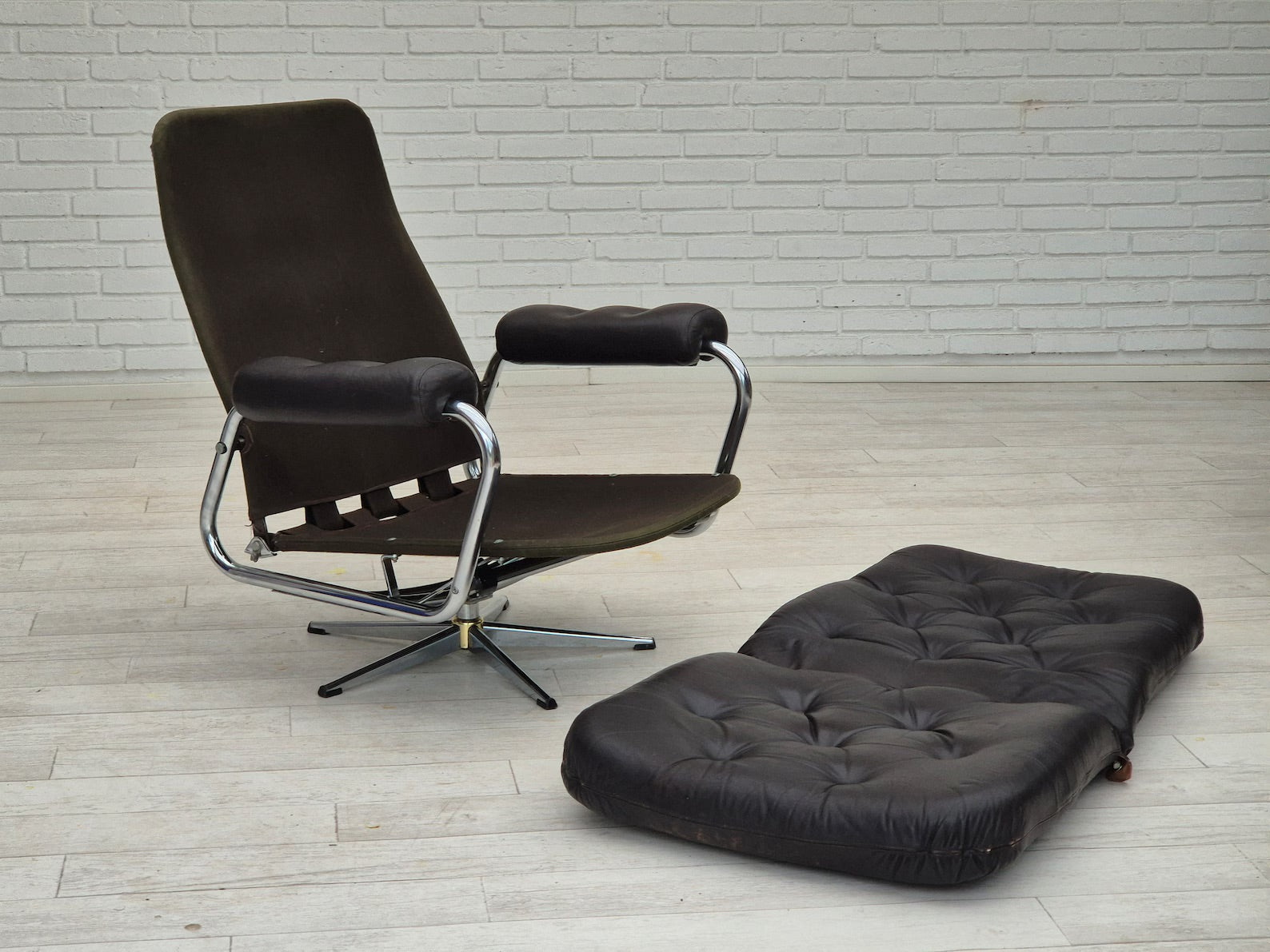 Scandinavian_Swivel_Chair,_Upholstered_Seating,_1970s_Denmark