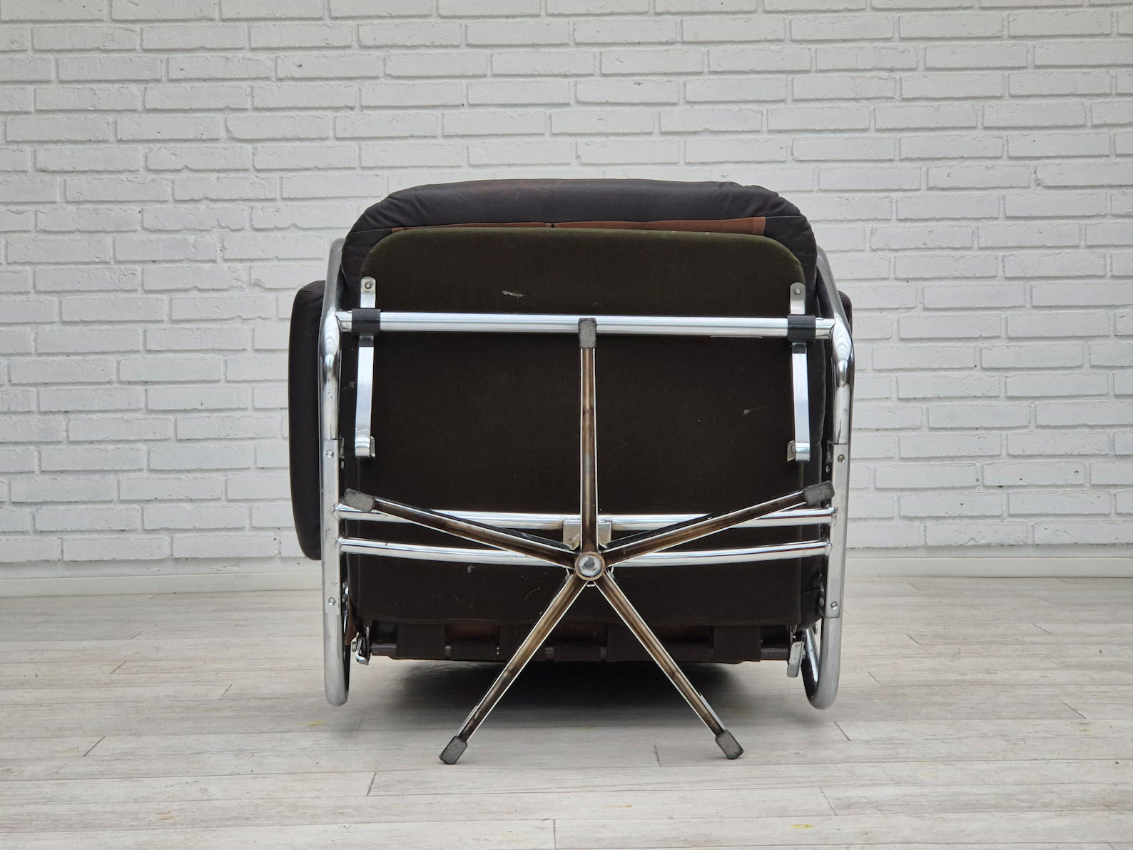 Scandinavian_Swivel_Chair,_Upholstered_Seating,_1970s_Denmark