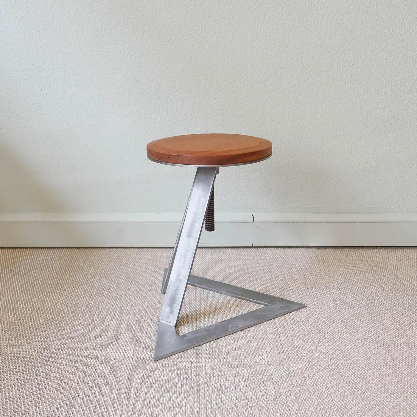 Triângulo_Screwable_Stool_by_Miguel_Saboya,_Portugal