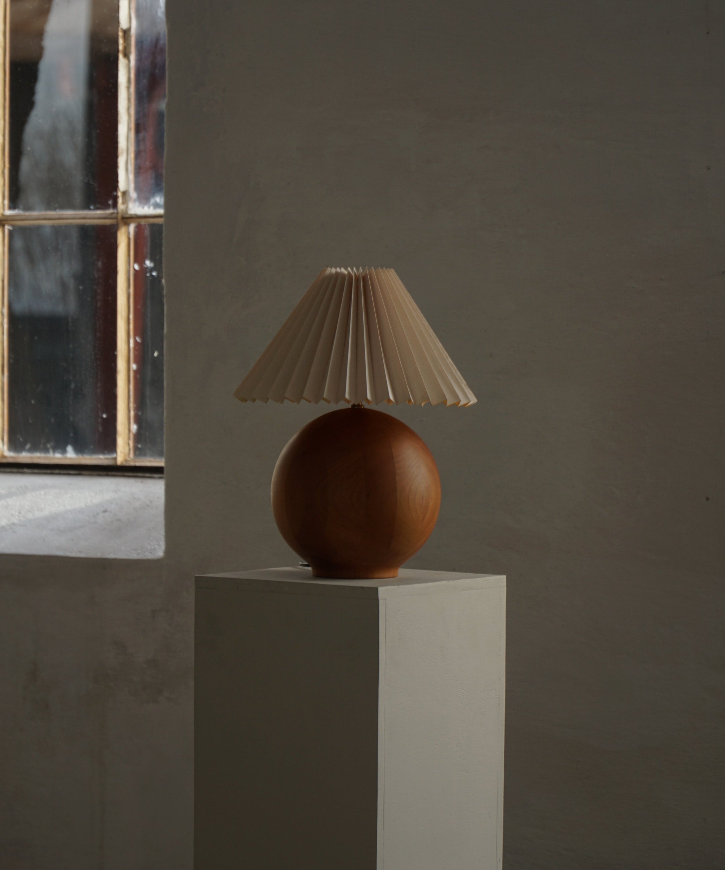 Sculptural_Dark_Wood_Sphere_Table_Lamp,_1980