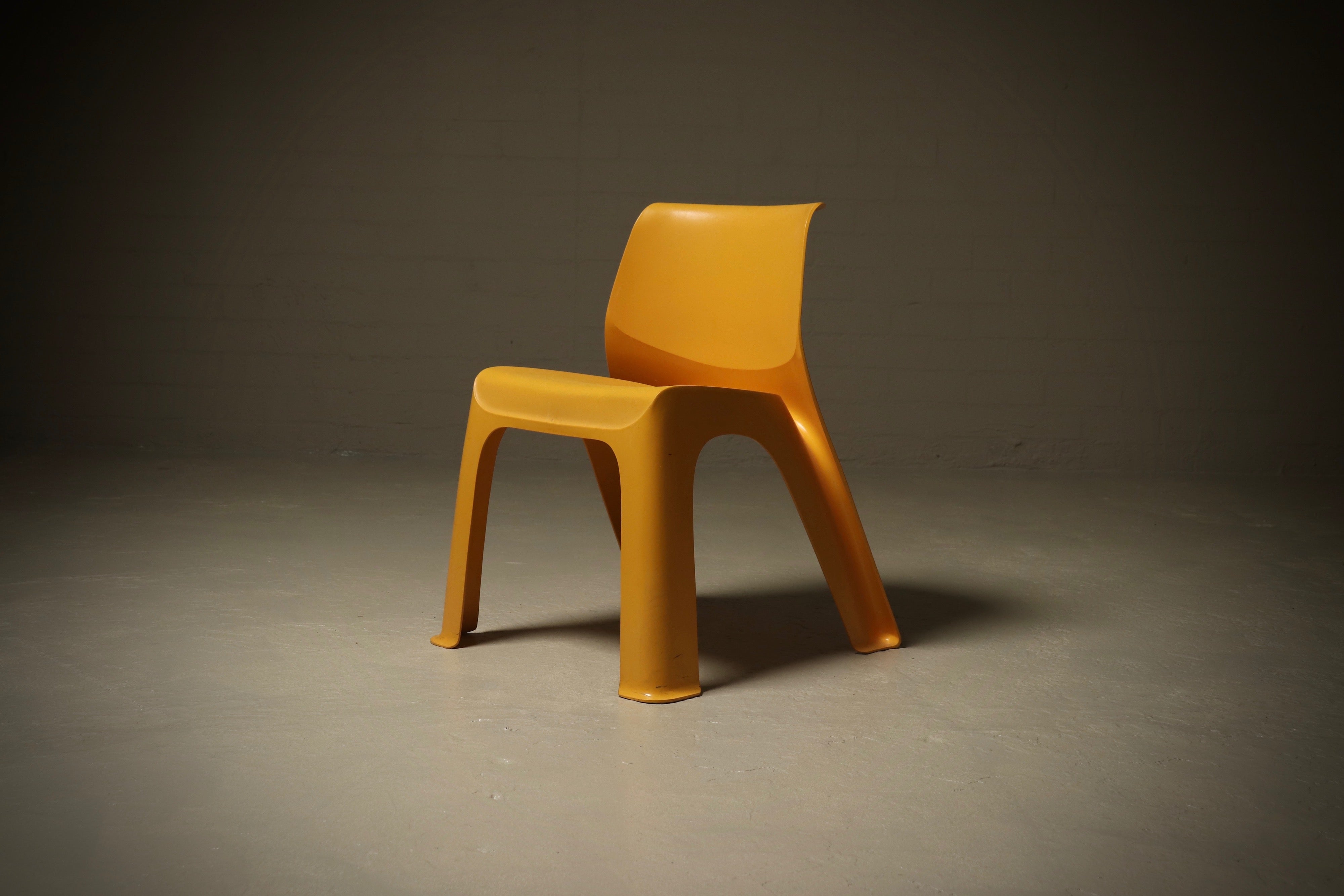 Space_Age_Monobloc_Chair_in_Yellow_ABS_Plastic,_1970s,_Europe
