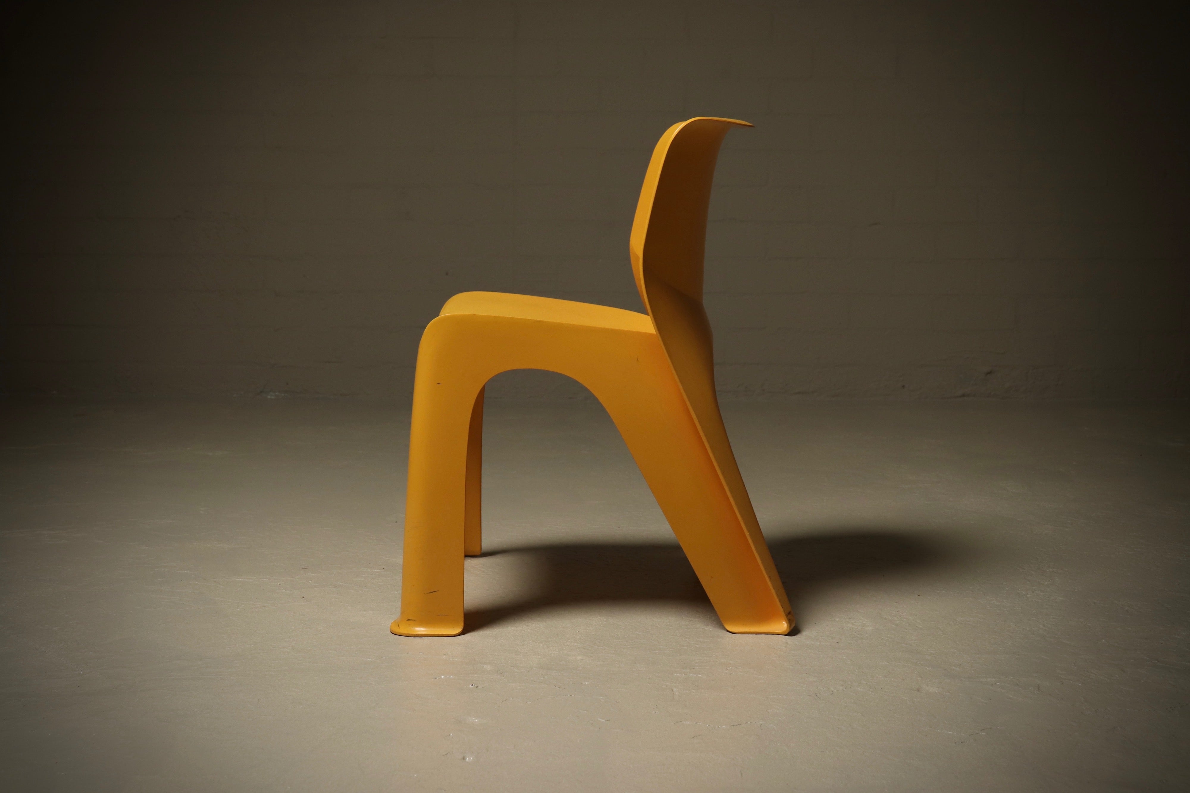 Space_Age_Monobloc_Chair_in_Yellow_ABS_Plastic,_1970s,_Europe
