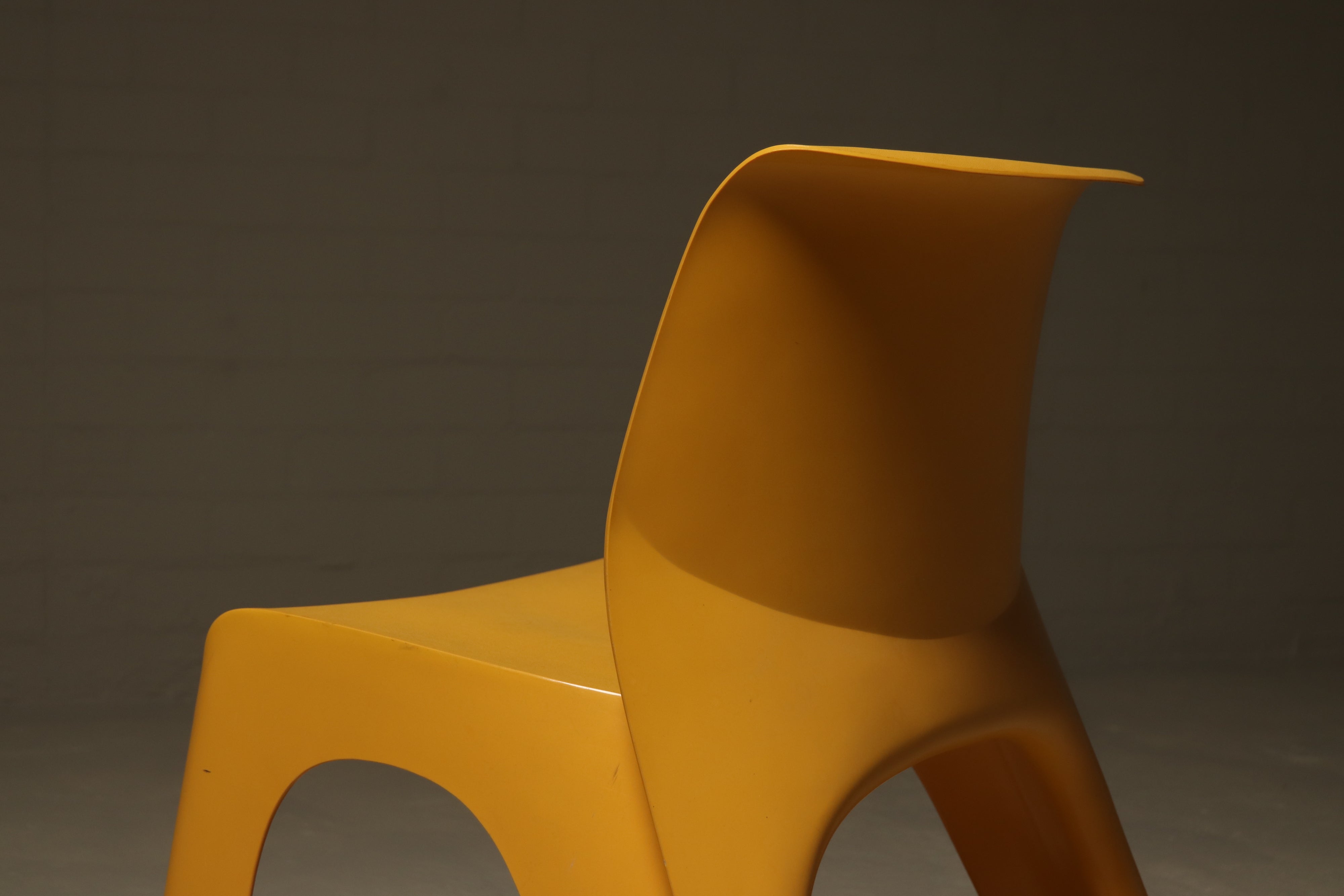 Space_Age_Monobloc_Chair_in_Yellow_ABS_Plastic,_1970s,_Europe