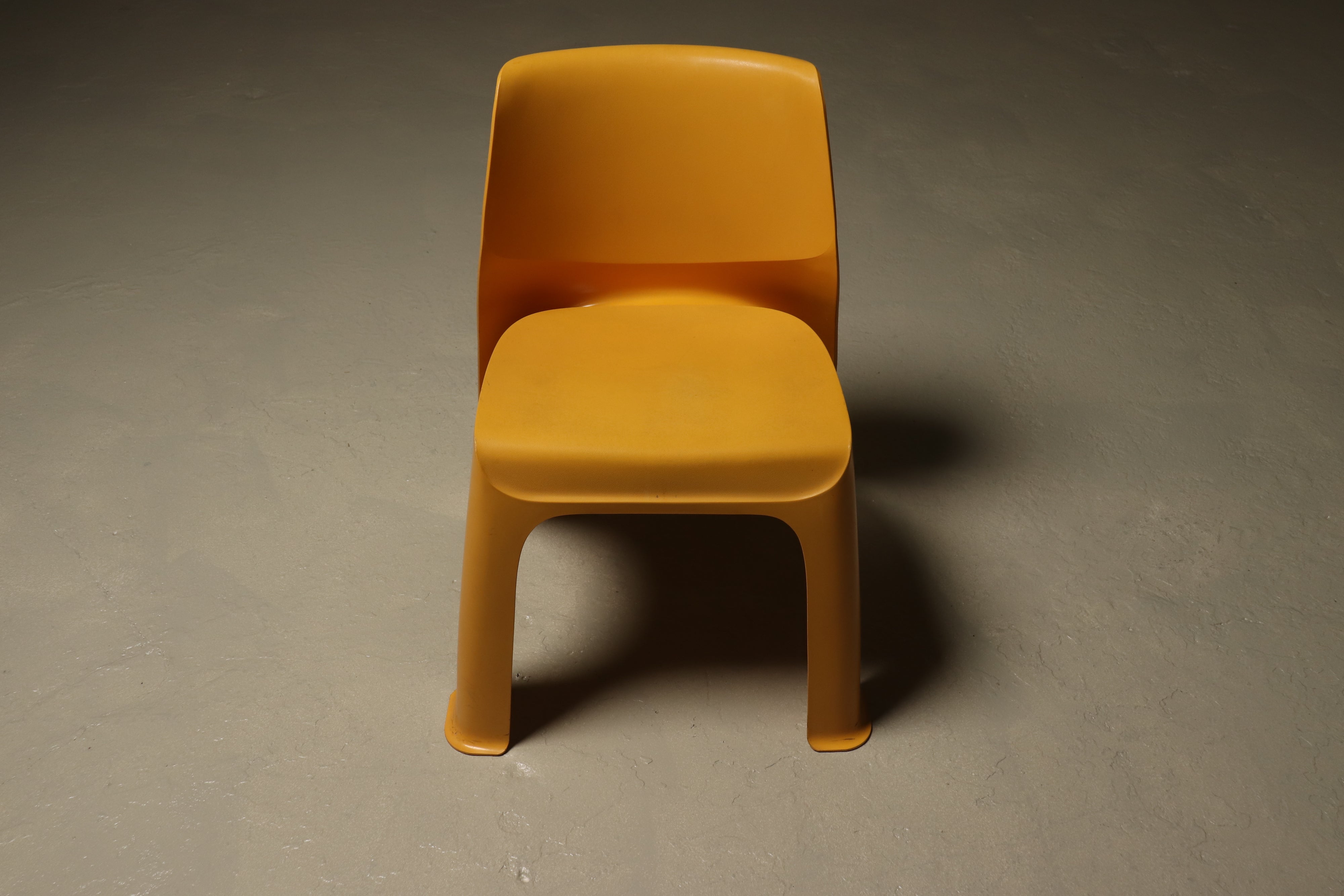 Space_Age_Monobloc_Chair_in_Yellow_ABS_Plastic,_1970s,_Europe