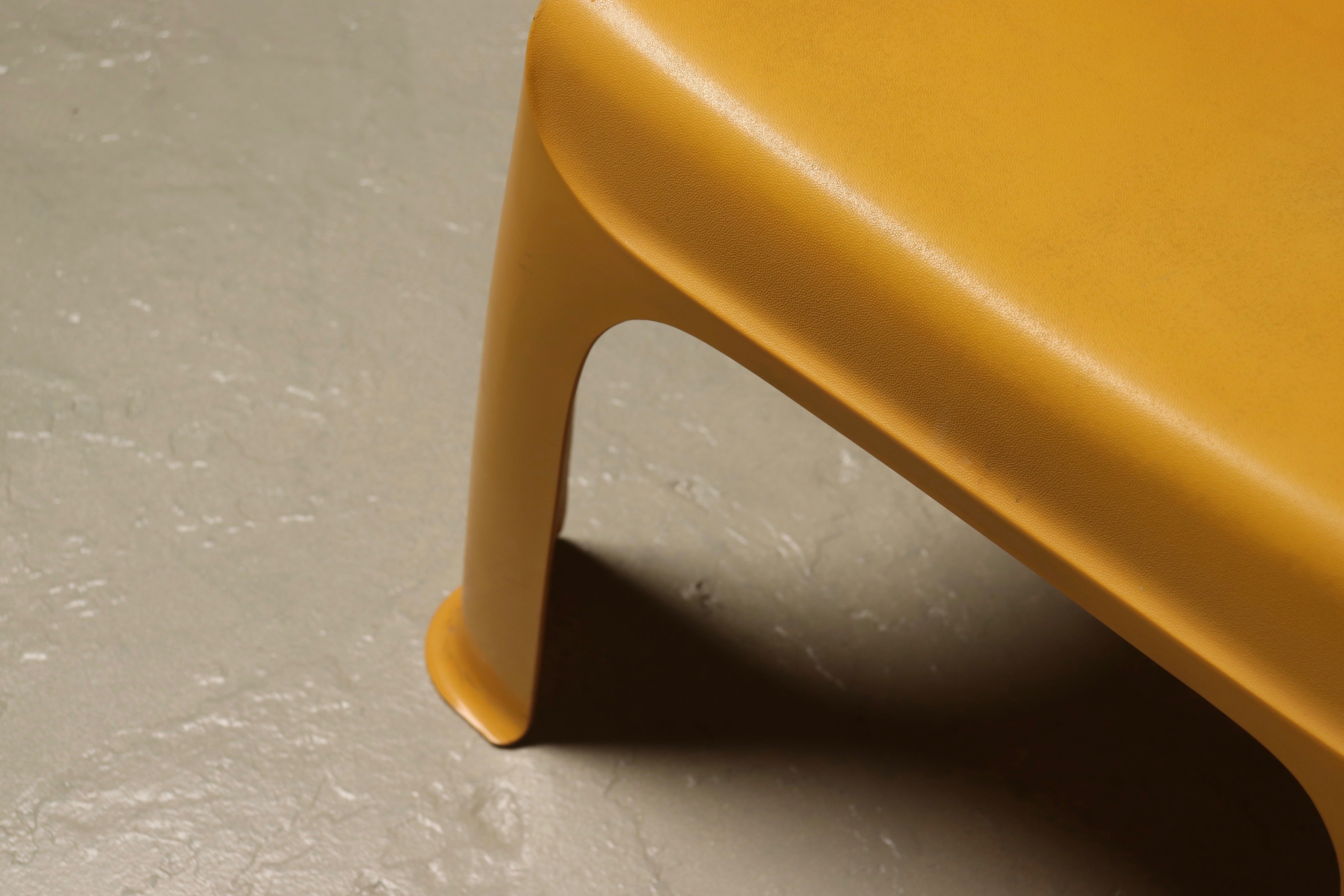 Space_Age_Monobloc_Chair_in_Yellow_ABS_Plastic,_1970s,_Europe