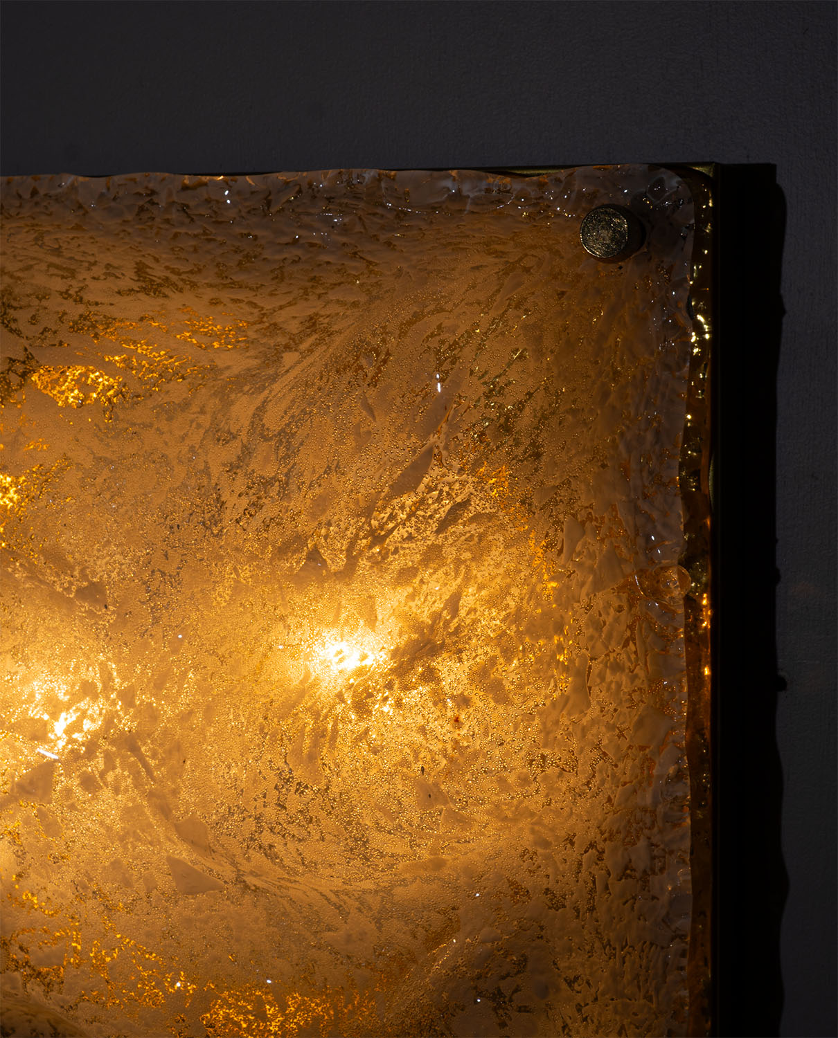 Sculptural_Murano_Glass_Wave_Wall_Lamp_with_Brass_Backplate,_Italy