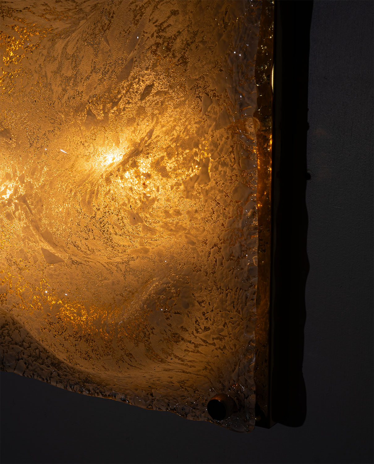 Sculptural_Murano_Glass_Wave_Wall_Lamp_with_Brass_Backplate,_Italy