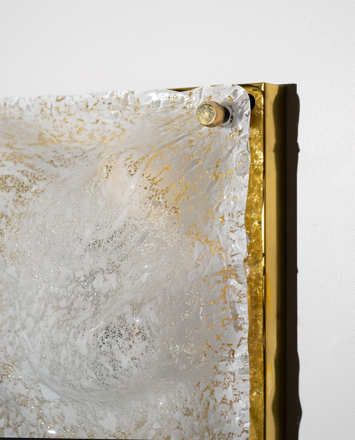 Sculptural_Murano_Glass_Wave_Wall_Lamp_with_Brass_Backplate,_Italy
