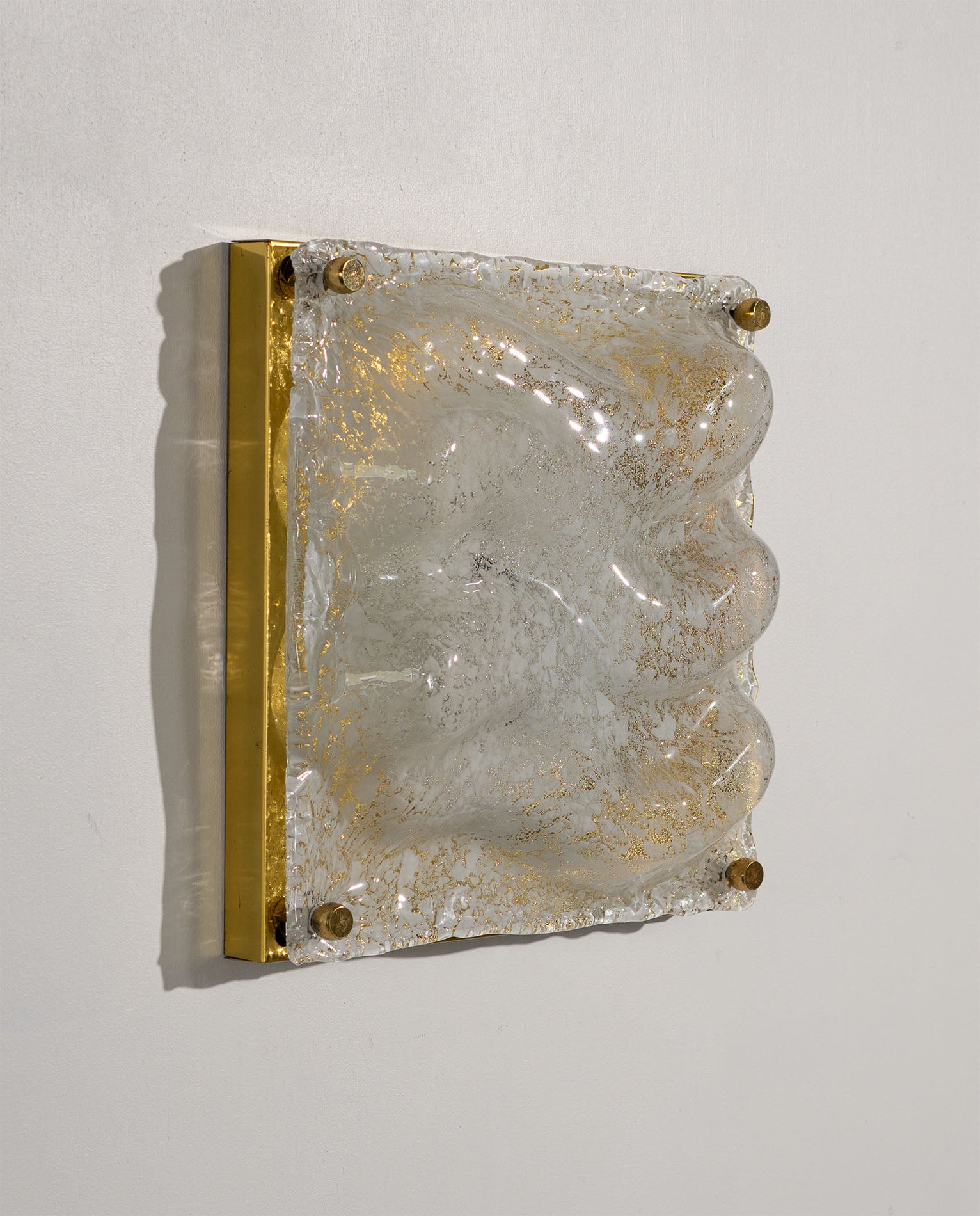 Sculptural_Murano_Glass_Wave_Wall_Lamp_with_Brass_Backplate,_Italy