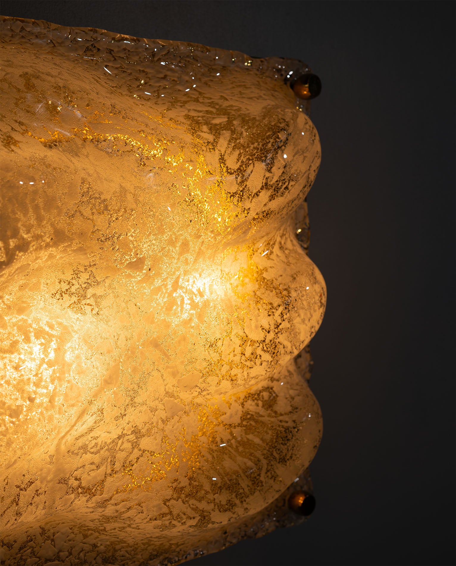 Sculptural_Murano_Glass_Wave_Wall_Lamp_with_Brass_Backplate,_Italy