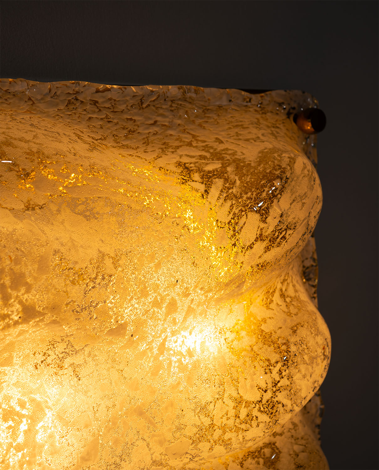 Sculptural_Murano_Glass_Wave_Wall_Lamp_with_Brass_Backplate,_Italy