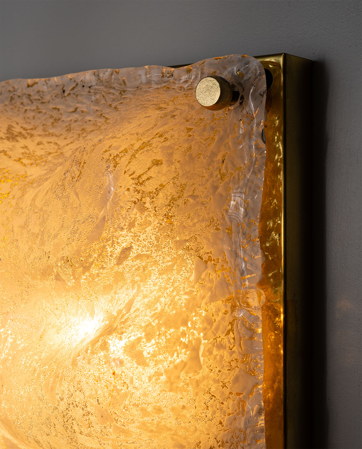 Sculptural_Murano_Glass_Wave_Wall_Lamp_with_Brass_Backplate,_Italy