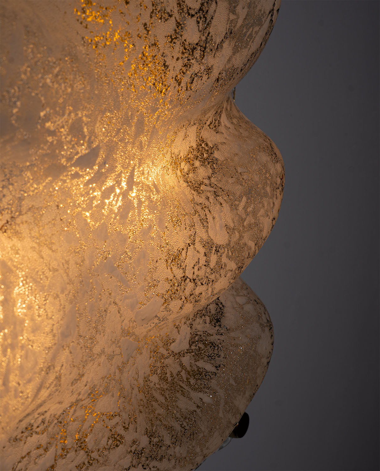 Sculptural_Murano_Glass_Wave_Wall_Lamp_with_Brass_Backplate,_Italy