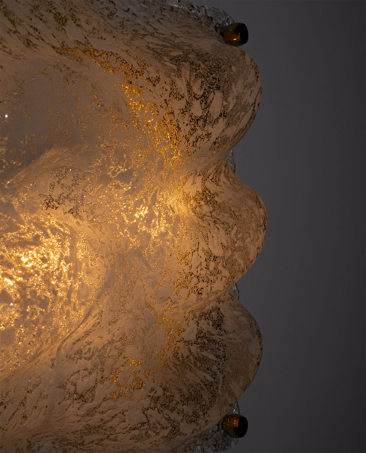 Sculptural_Murano_Glass_Wave_Wall_Lamp_with_Brass_Backplate,_Italy