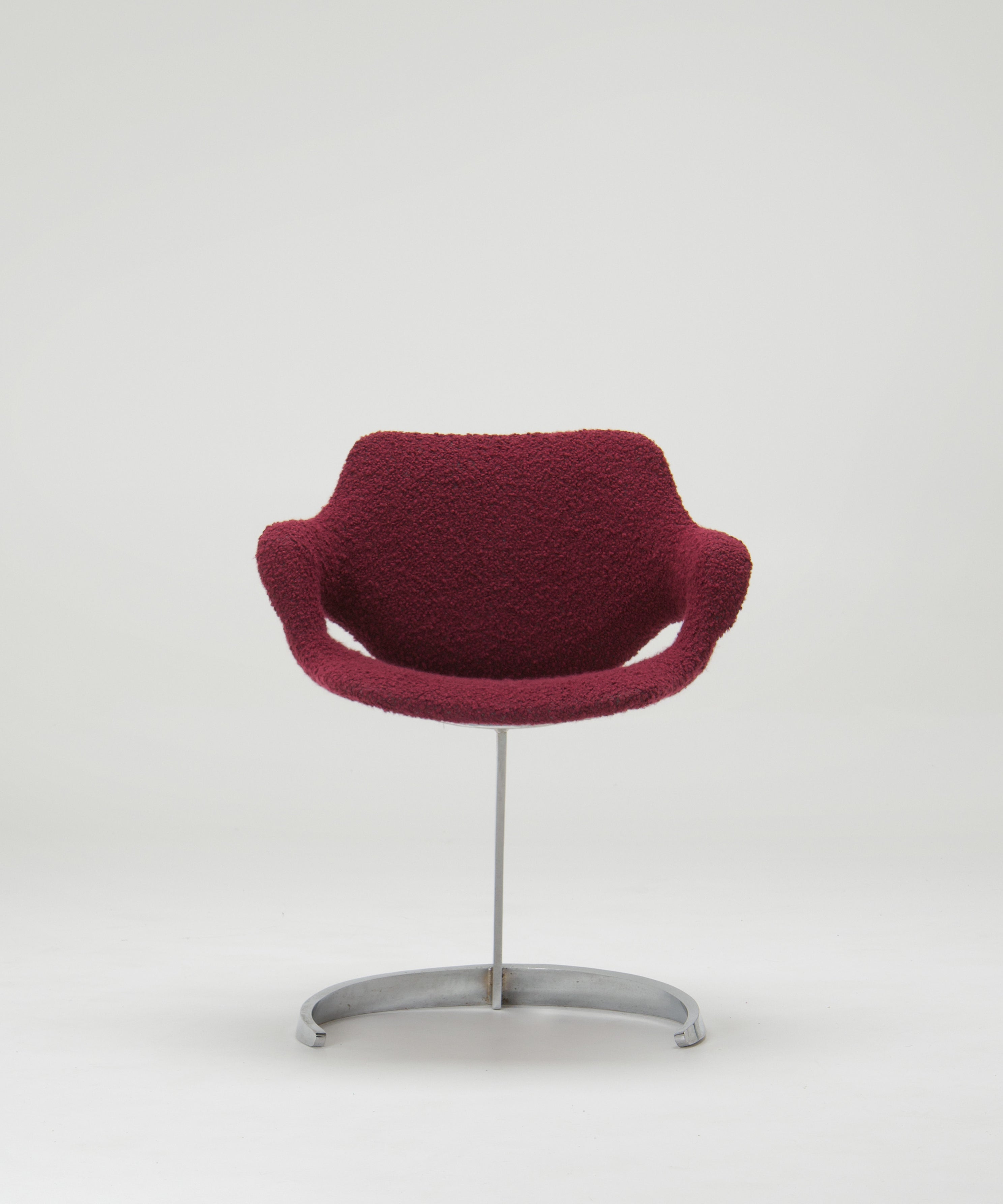 Scimitar_Dining_Set_in_Burgundy_Bouclé