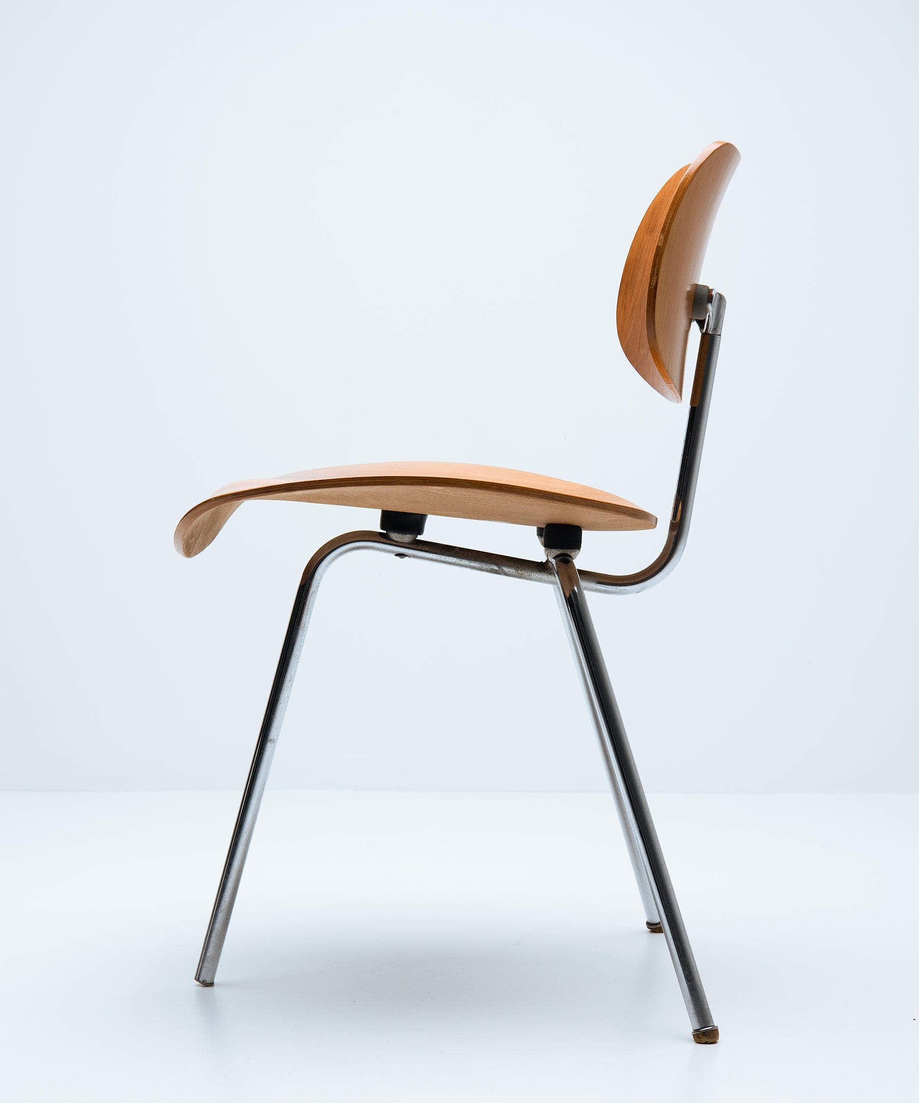 SE_69_Tripod_Chair_by_Egon_Eiermann_for_Wilde_&_Spieth_from_1950s_Germany