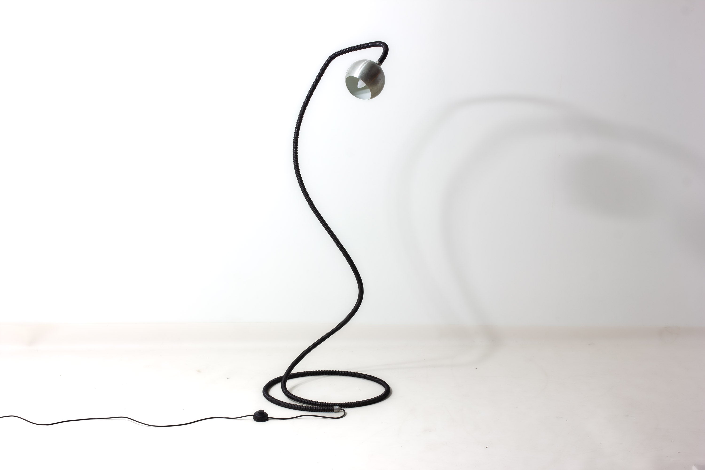 Vintage_Serpente_Floor_Lamp_by_Isao_Hosoe_for_Valenti,_1970s_Italian_Flexible_Black_Floor_Lamp