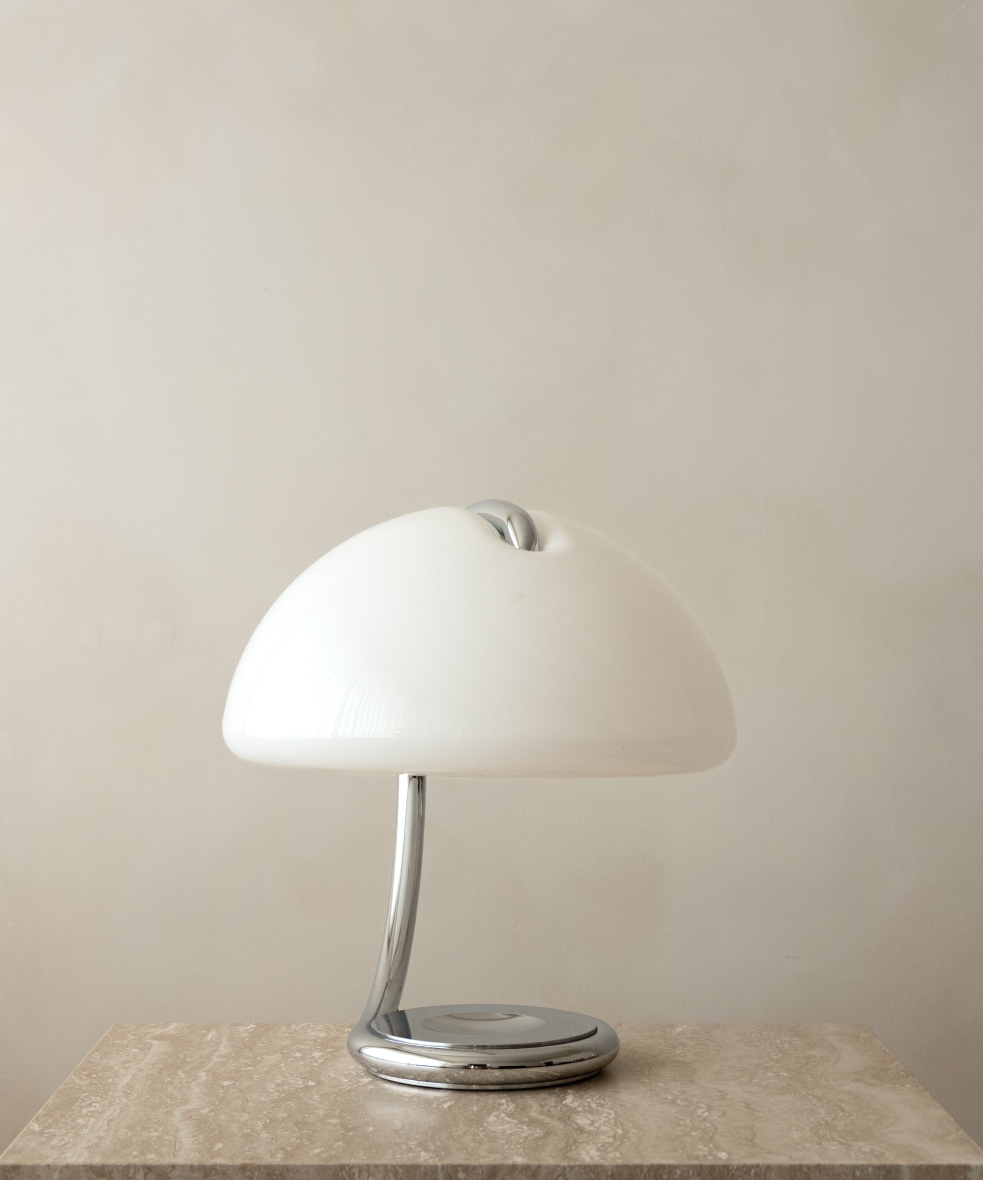 Elio_Martinelli_Serpente_599_Table_Lamp_for_Martinelli_Luce_in_Chrome_and_Opal_Methacrylate,_Italy,_1970s