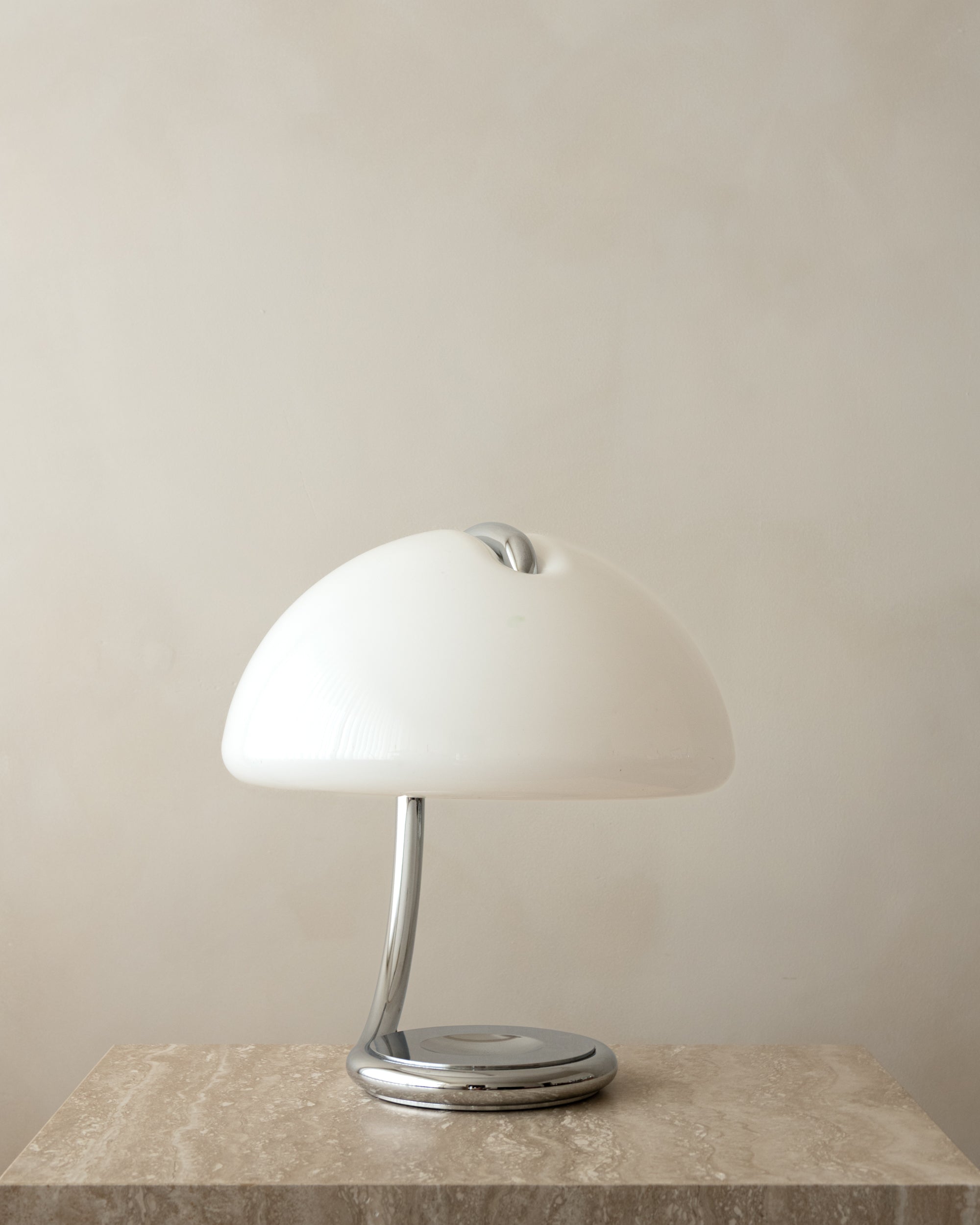 Elio_Martinelli_Serpente_599_Table_Lamp_for_Martinelli_Luce_in_Chrome_and_Opal_Methacrylate,_Italy,_1970s