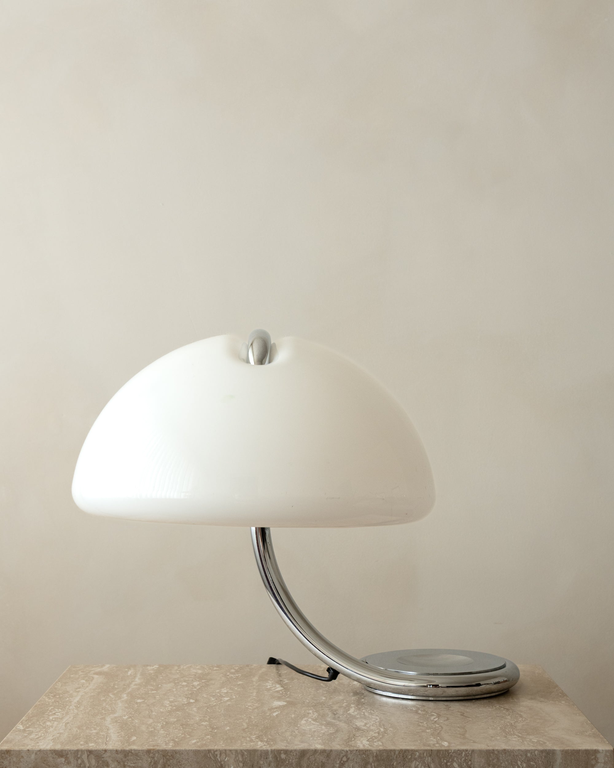 Elio_Martinelli_Serpente_599_Table_Lamp_for_Martinelli_Luce_in_Chrome_and_Opal_Methacrylate,_Italy,_1970s