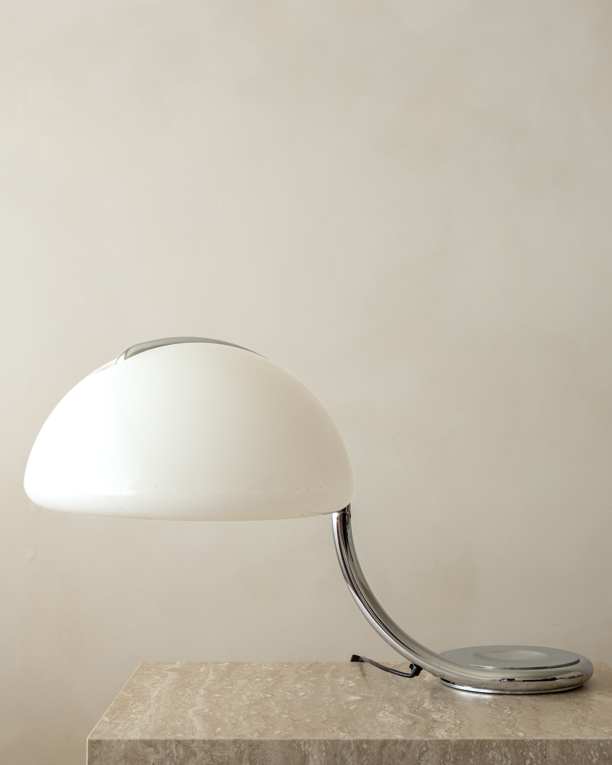 Elio_Martinelli_Serpente_599_Table_Lamp_for_Martinelli_Luce_in_Chrome_and_Opal_Methacrylate,_Italy,_1970s