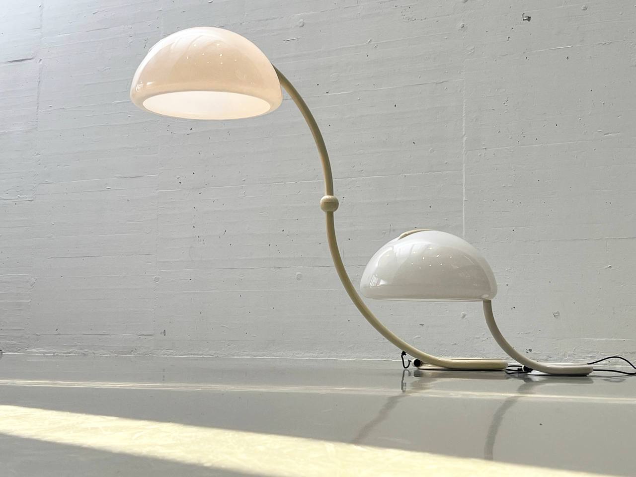 Set_of_2_Serpente_&_Cobra_lamps_by_Elio_Martinelli_for_Martinelli_Luce,_1960s