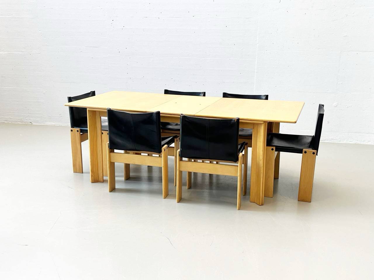 Set_of_6_Monk_chairs_and_table_by_Afra_and_Tobia_Scarpa_for_Molteni,_1973