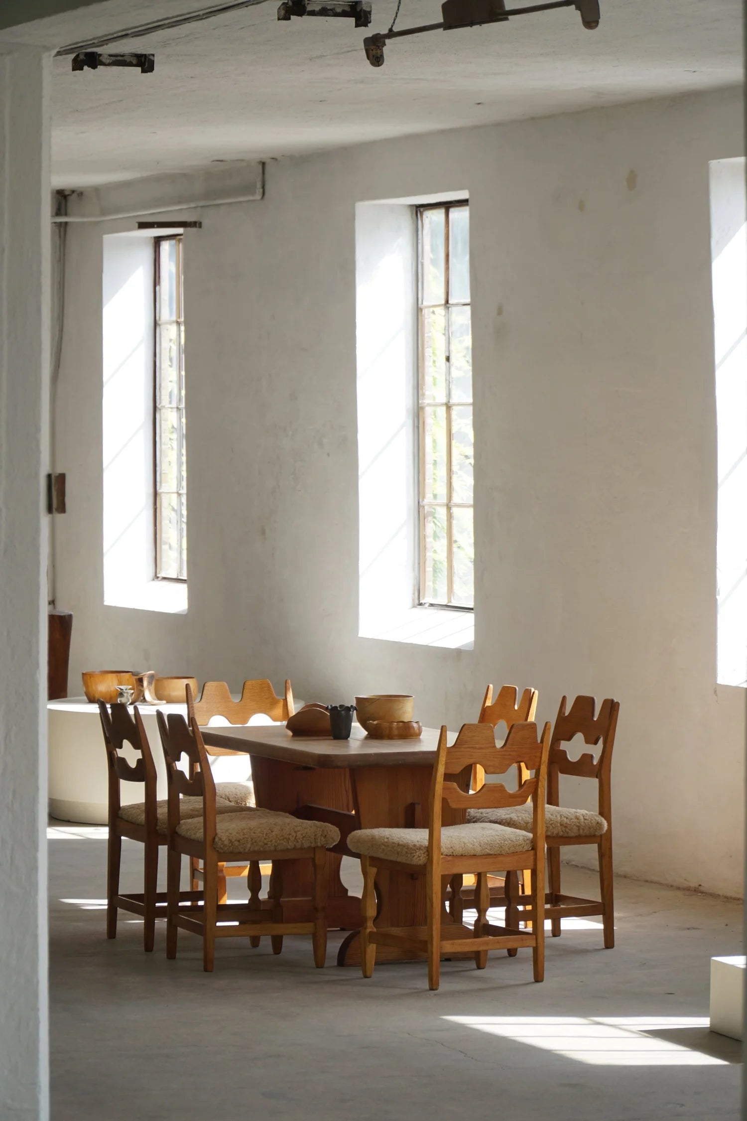 Set_of_10_Henning_Kjærnulf_Razorblade_Dining_Chairs_in_Oak_and_Lambswool,_Denmark,_1960s