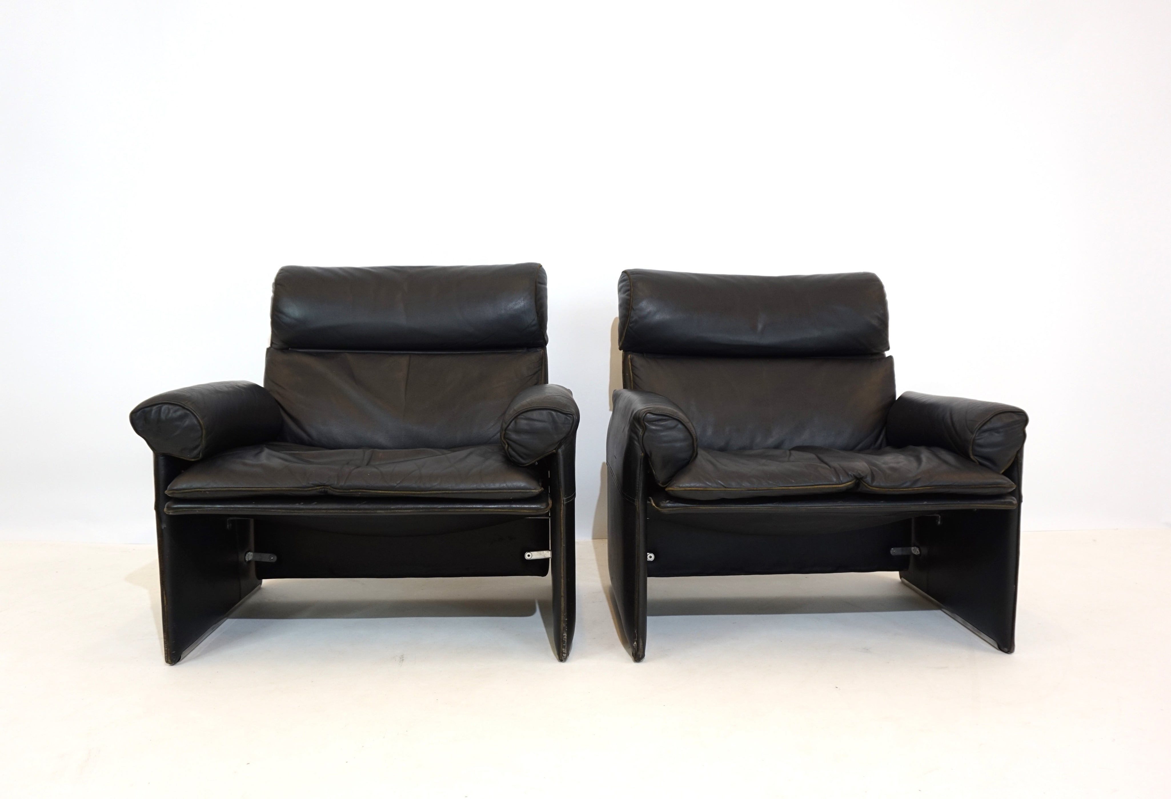set_of_2_Saporiti_Italia_leather_armchairs