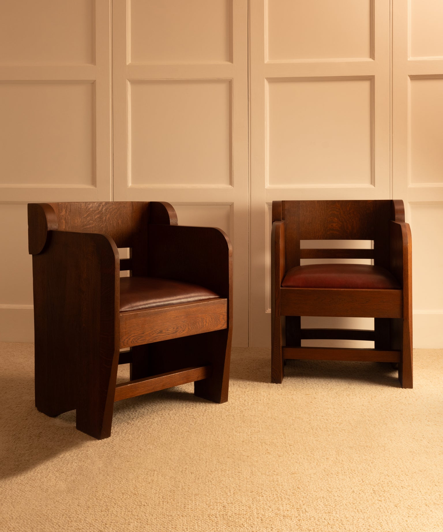 Set_of_2_Amsterdam_School_Style_Sculptural_Oak_Armchairs,_Early_20th_Century,_Netherlands