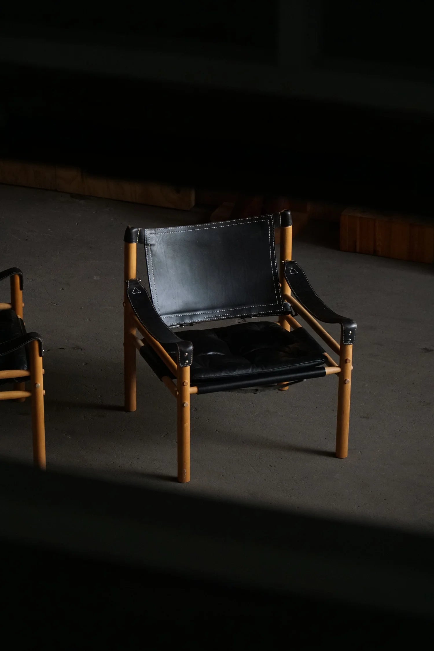 Set_of_2_Arne_Norell_‘Sirocco’_Safari_Chair_in_Leather,_Swedish_Mid_Century