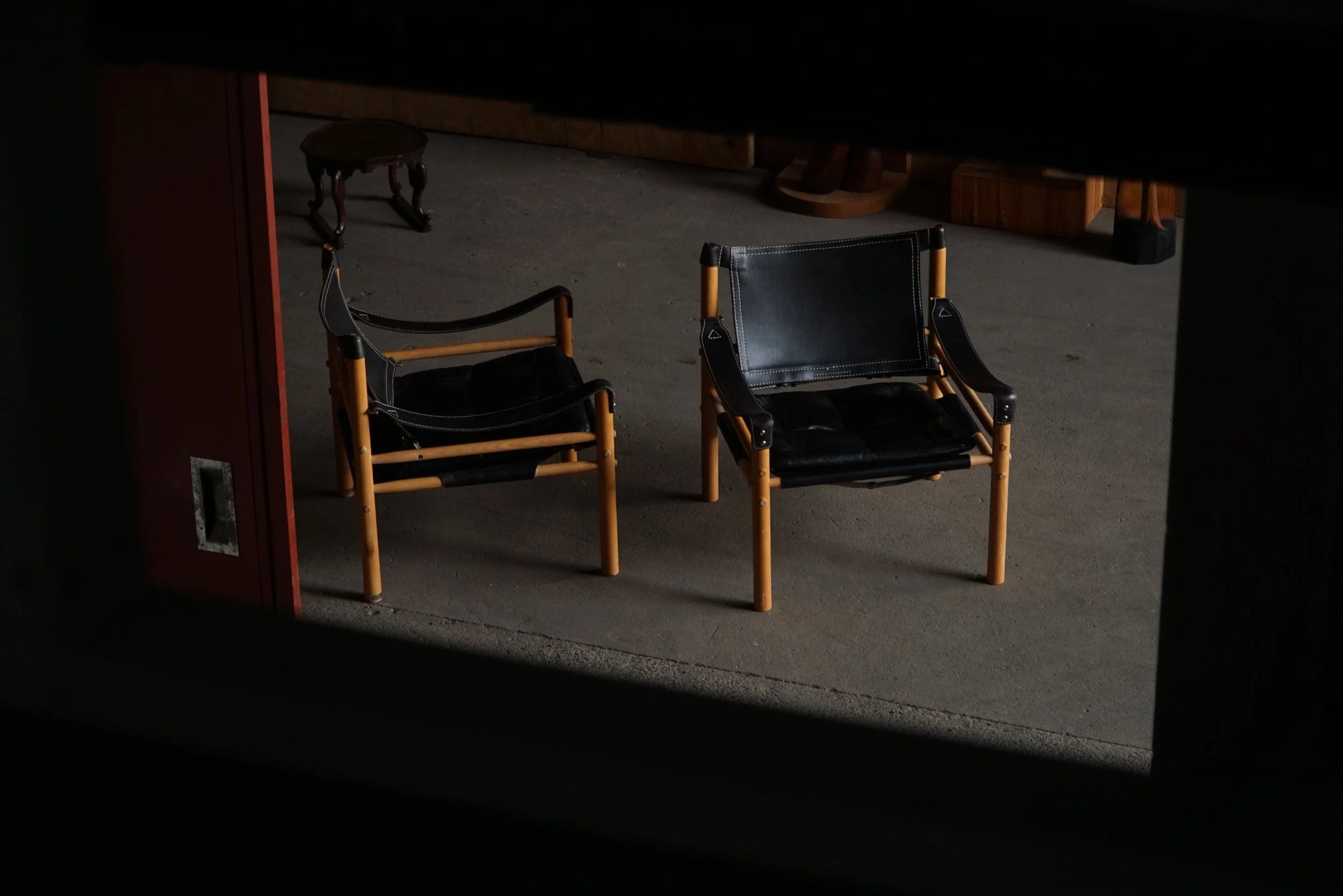 Set_of_2_Arne_Norell_‘Sirocco’_Safari_Chair_in_Leather,_Swedish_Mid_Century