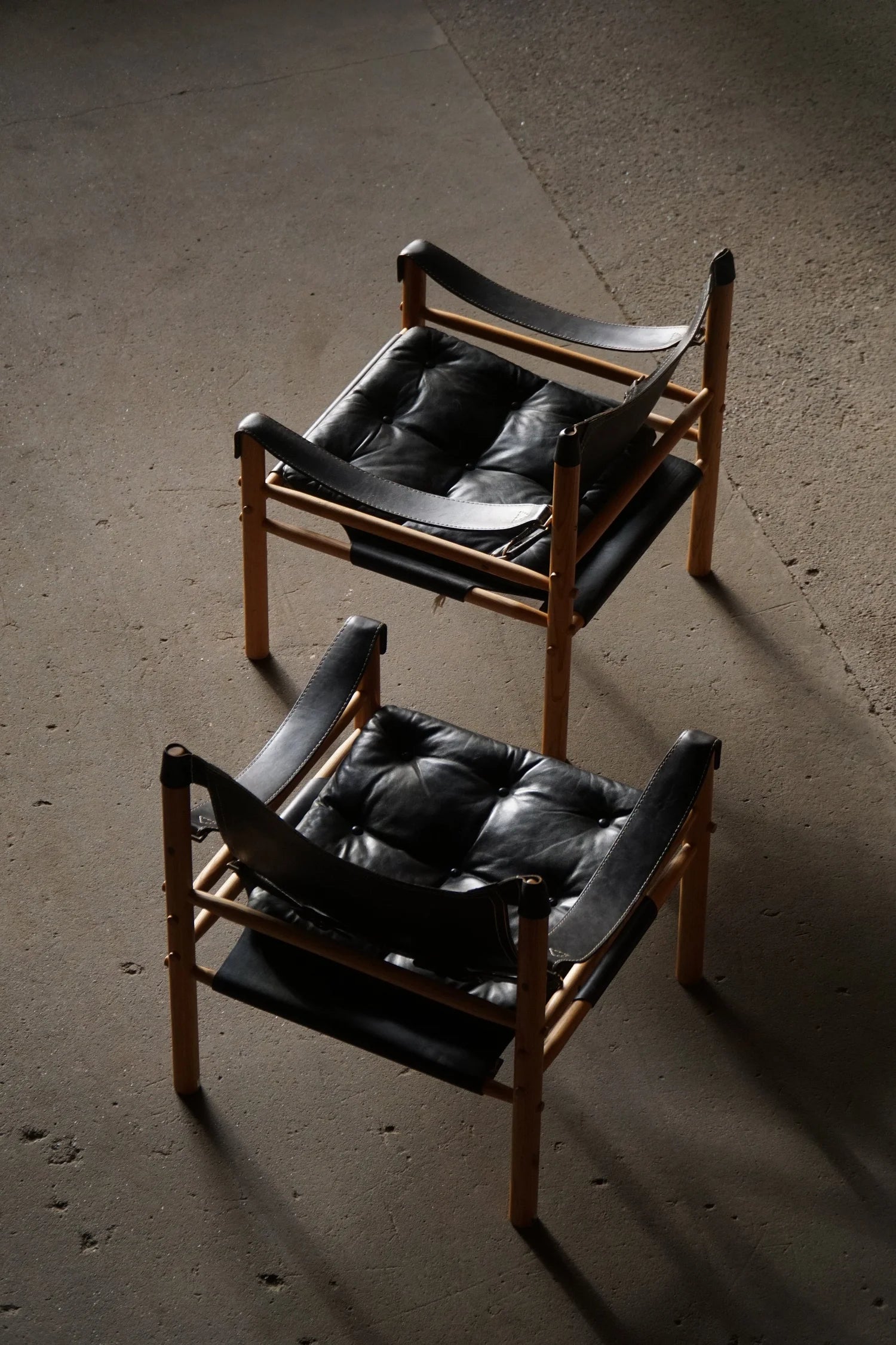 Set_of_2_Arne_Norell_‘Sirocco’_Safari_Chair_in_Leather,_Swedish_Mid_Century