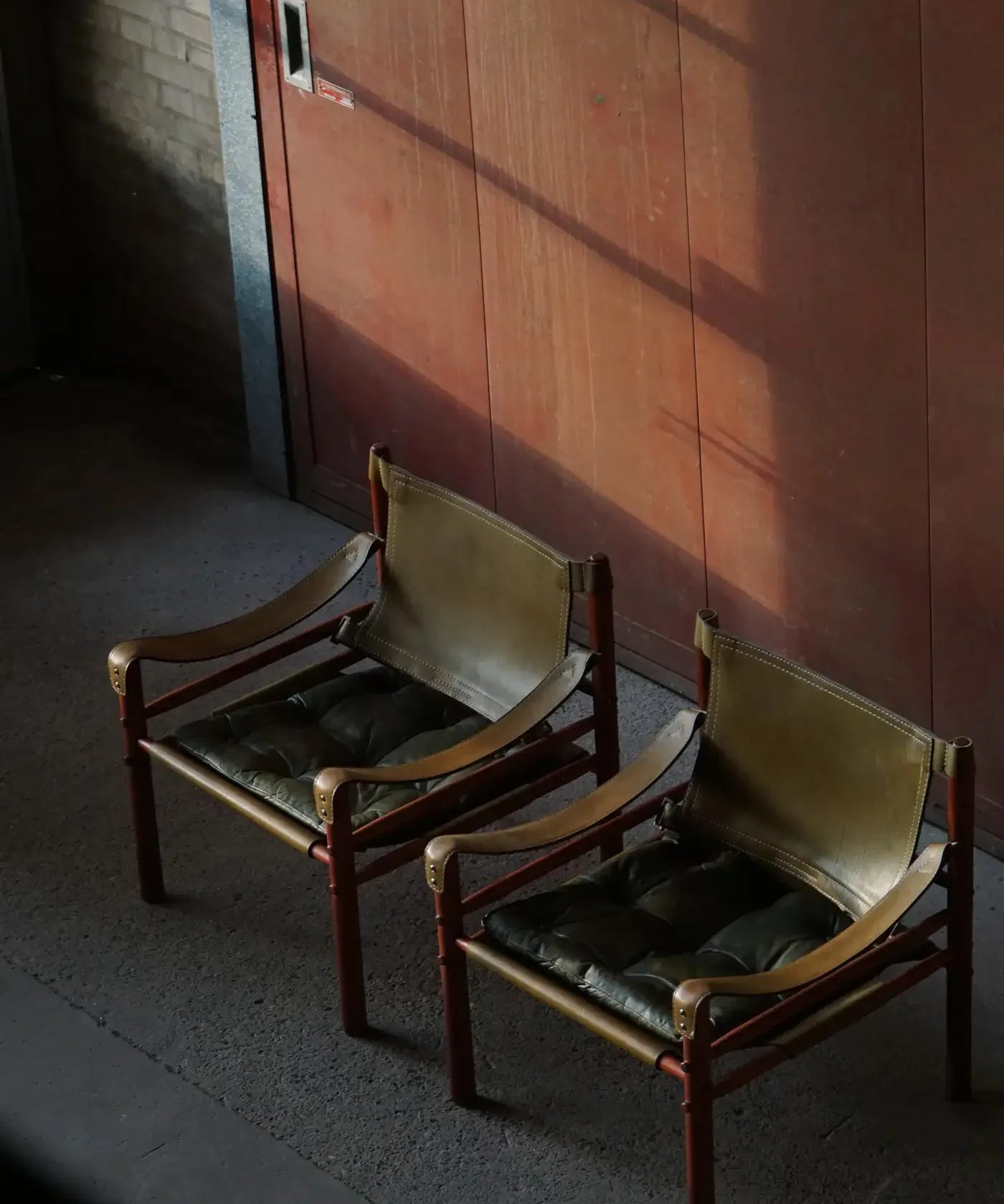 Set_of_2_Arne_Norell_‘Sirocco’_Safari_Chairs_in_Ash_Green_Leather