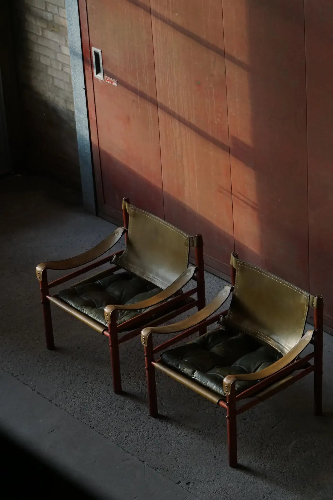 Set_of_2_Arne_Norell_‘Sirocco’_Safari_Chairs_in_Ash_Green_Leather