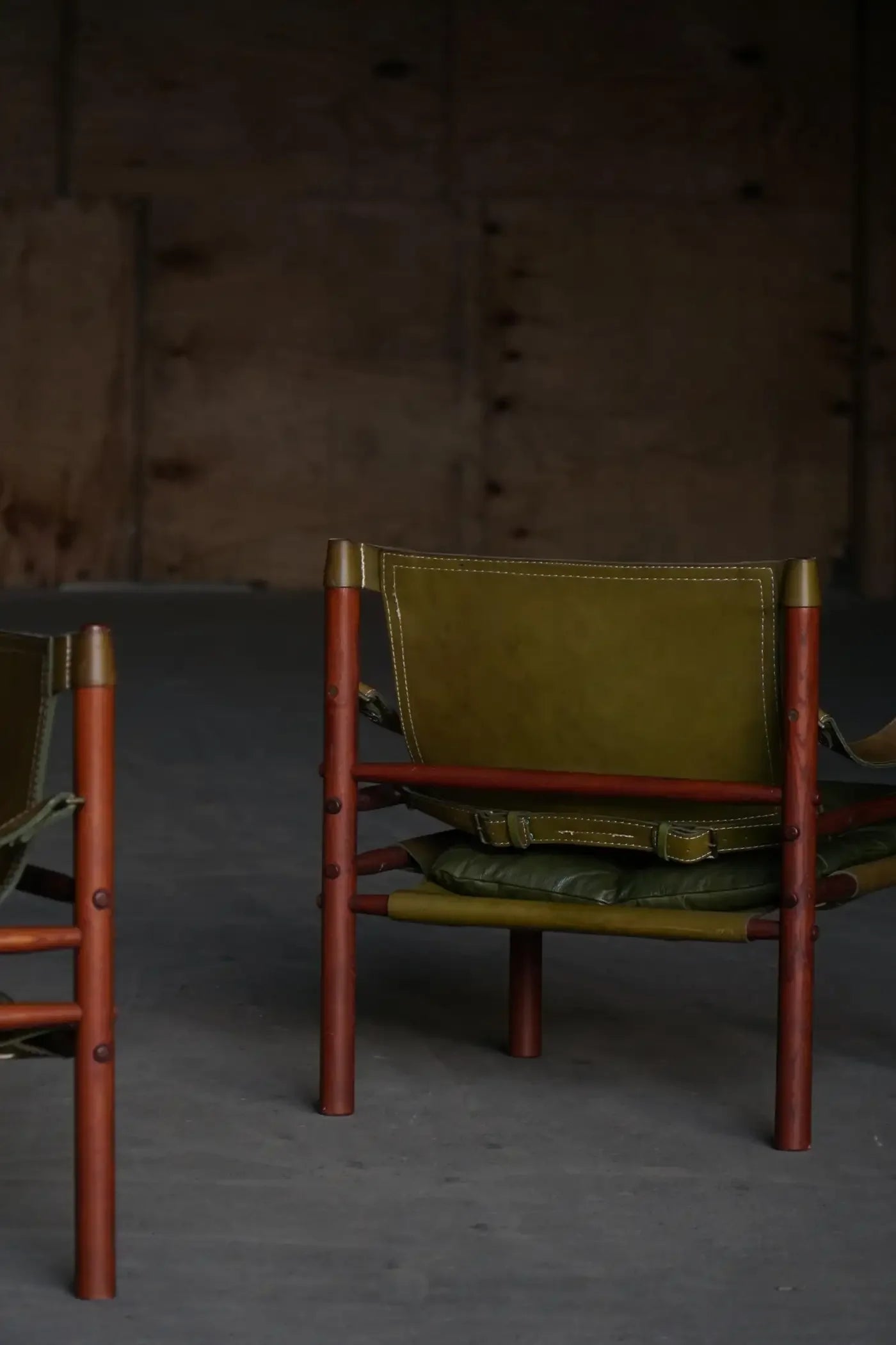 Set_of_2_Arne_Norell_‘Sirocco’_Safari_Chairs_in_Ash_Green_Leather