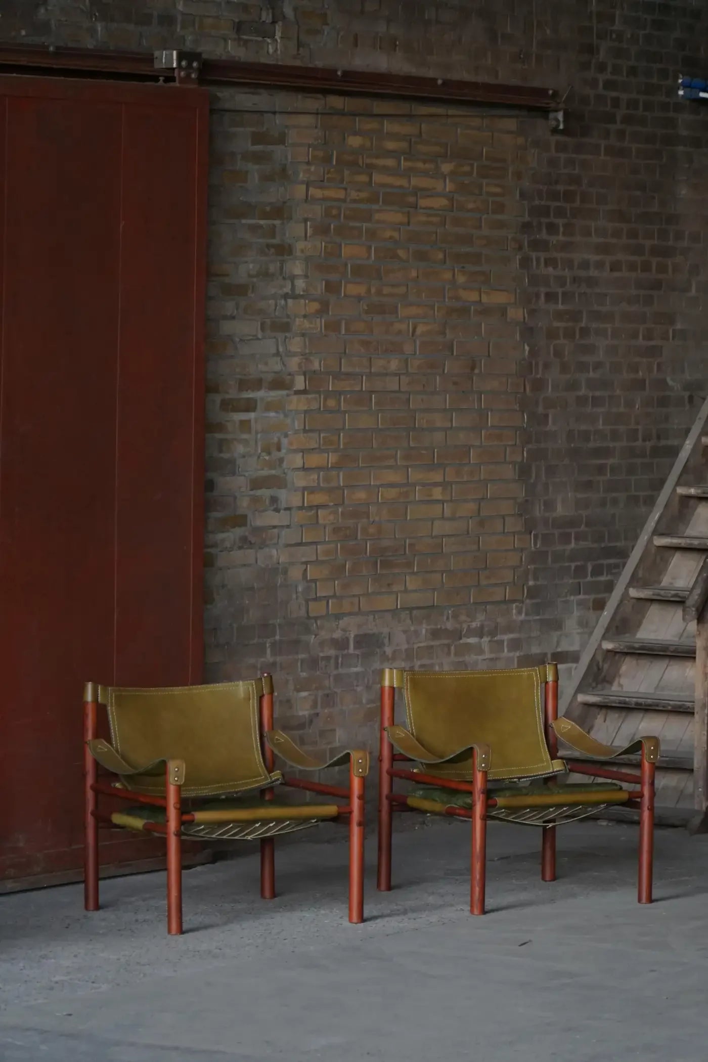 Set_of_2_Arne_Norell_‘Sirocco’_Safari_Chairs_in_Ash_Green_Leather
