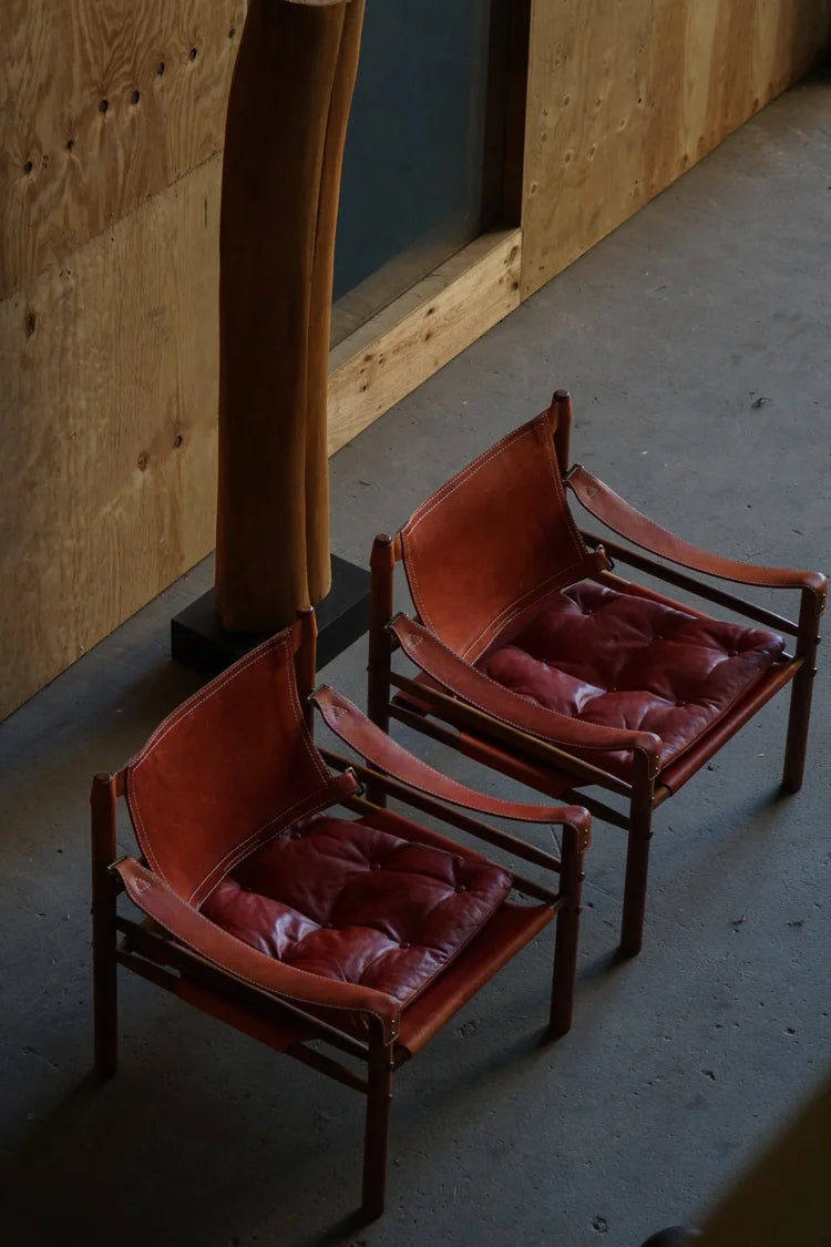 Set_of_2_Arne_Norell_Sirocco_Safari_Chairs_in_Rosewood_and_Red_Leather,_Sweden,_1960s