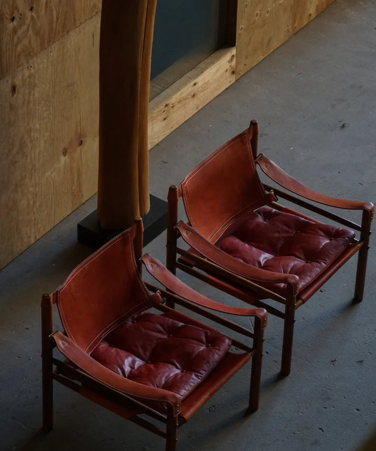 Set_of_2_Arne_Norell_Sirocco_Safari_Chairs_in_Rosewood_and_Red_Leather,_Sweden,_1960s