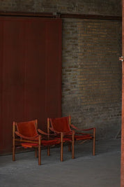 Set_of_2_Arne_Norell_Sirocco_Safari_Chairs_in_Rosewood_and_Red_Leather,_Sweden,_1960s