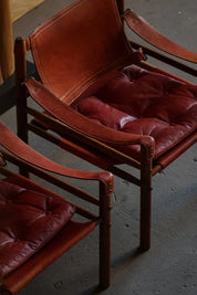 Set_of_2_Arne_Norell_Sirocco_Safari_Chairs_in_Rosewood_and_Red_Leather,_Sweden,_1960s