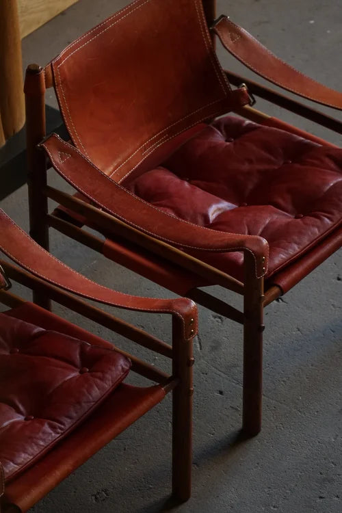Set_of_2_Arne_Norell_Sirocco_Safari_Chairs_in_Rosewood_and_Red_Leather,_Sweden,_1960s