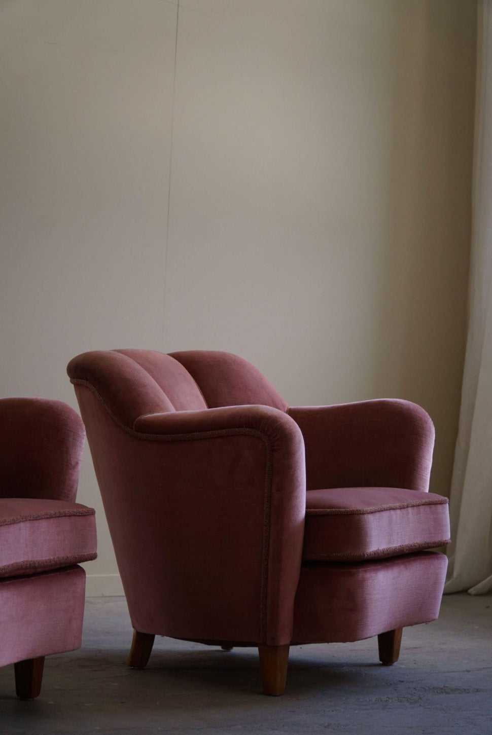 Set_of_2_Art_Deco_Easy_Chairs_in_Rosa_Velour,_Swedish_Carbinetmaker,_1940s