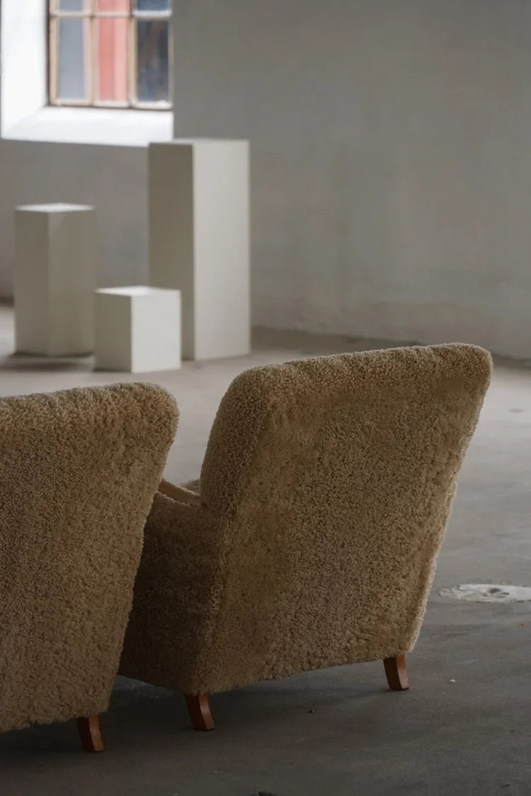 Set_of_2_Art_Deco_Lounge_Chairs_in_Elm_and_Shearling_Lambswool,_1930s
