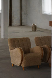 Set_of_2_Art_Deco_Lounge_Chairs_in_Elm_and_Shearling_Lambswool,_1930s