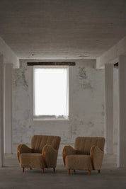 Set_of_2_Art_Deco_Lounge_Chairs_in_Elm_and_Shearling_Lambswool,_1930s