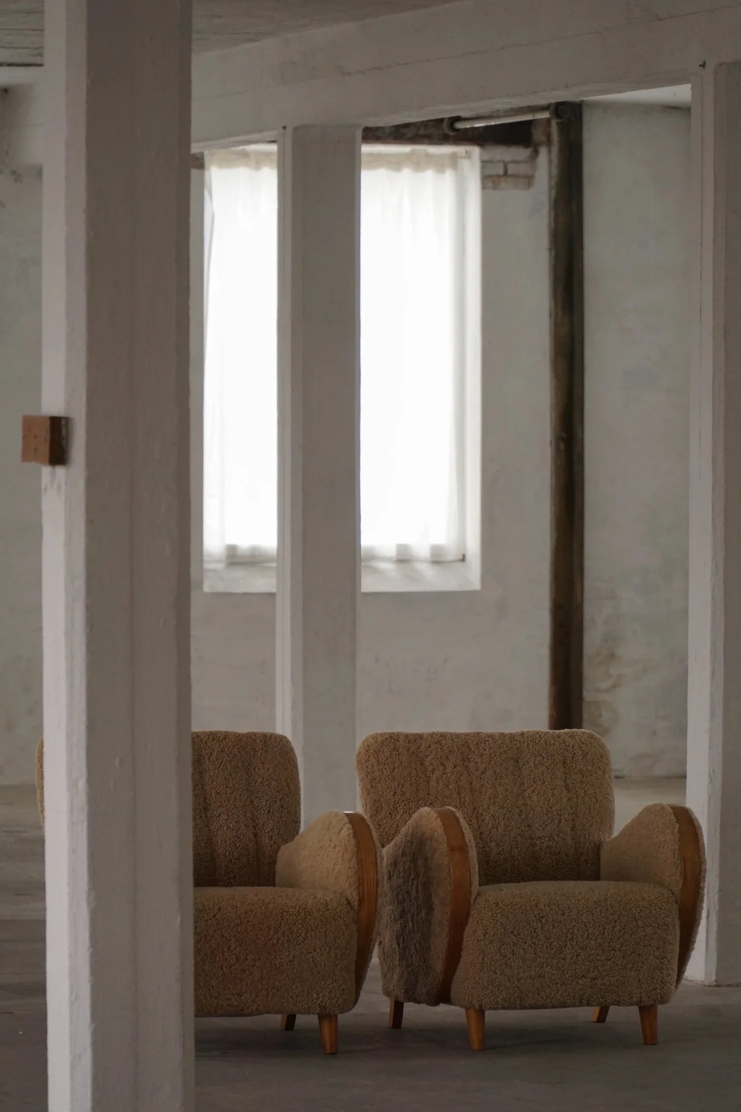 Set_of_2_Art_Deco_Lounge_Chairs_in_Elm_and_Shearling_Lambswool,_1930s