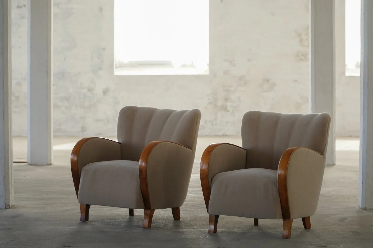 Set_of_2_Art_Deco_Lounge_Chairs_in_Mohair_and_Elm,_1930s