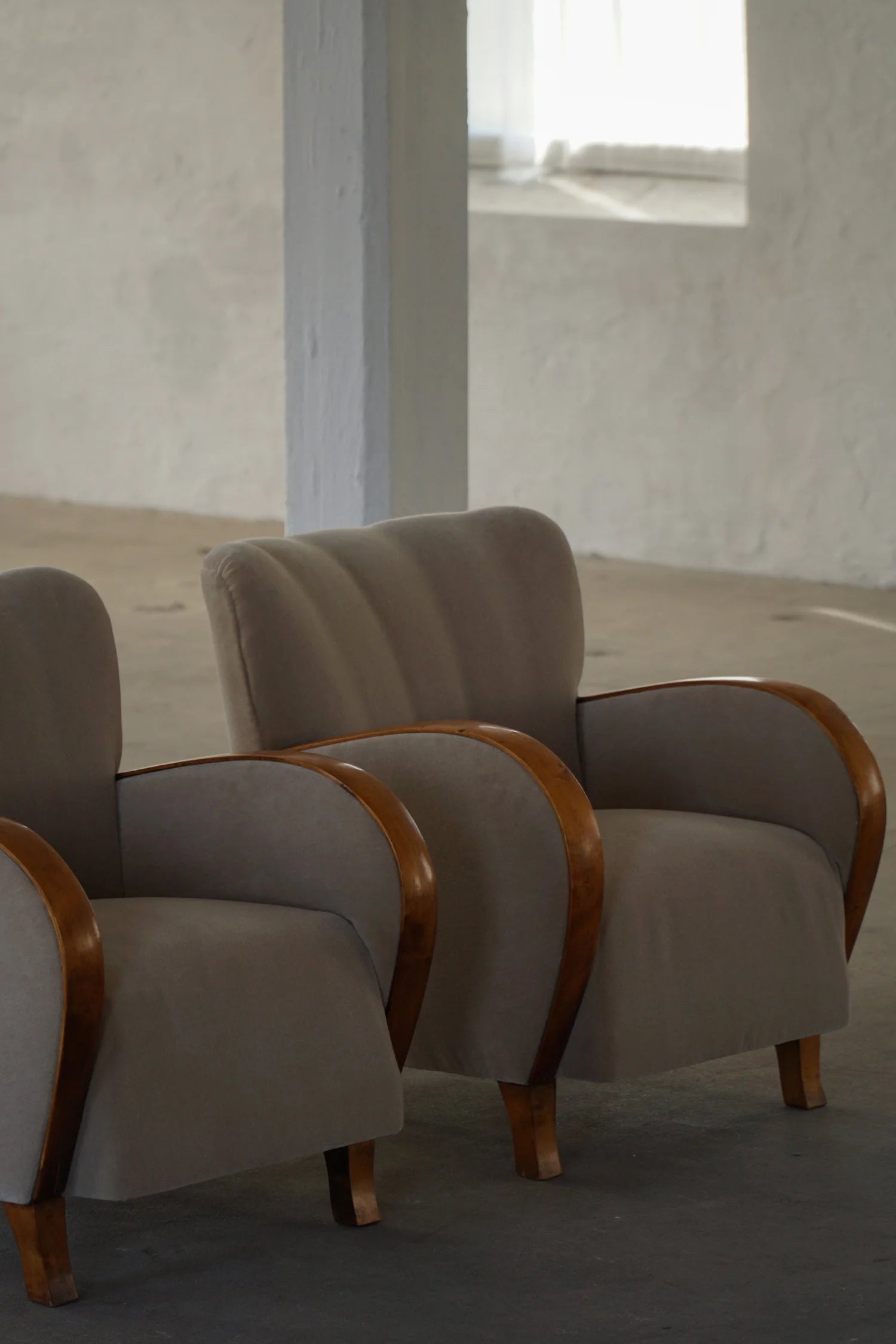 Set_of_2_Art_Deco_Lounge_Chairs_in_Mohair_and_Elm,_1930s